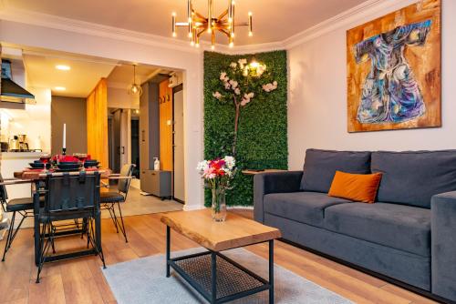 een woonkamer met een blauwe bank en een tafel bij G&B MANSION in Istanbul