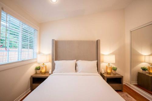1 dormitorio con 1 cama blanca grande y 2 lámparas en Luxury Disneyland Home: Family & Exec Friendly, en Anaheim