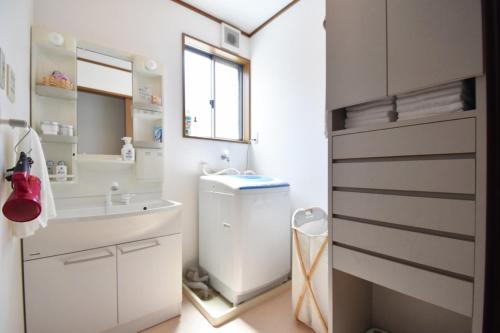 een badkamer met toilet en wastafel bij OMOTENASHI in Kyoto
