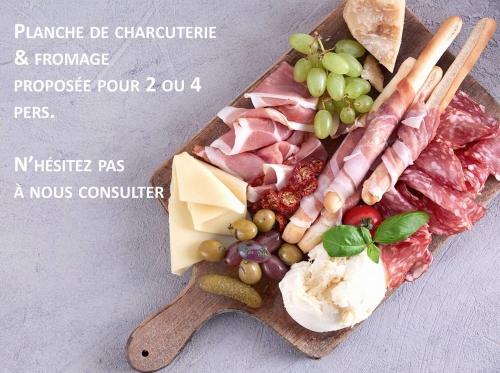 un plato de comida con queso y verduras de carne en Gîte le grand chacel, en Sourcieux-les-Mines
