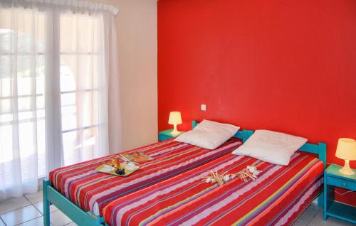 オンプスにあるLe Village Des Aloesの赤い壁のベッドルーム1室