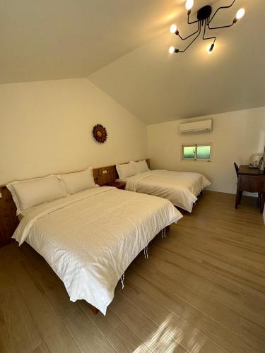 two beds sitting in a room with at 鳳凰鄉村 in Chenggong