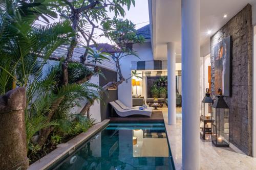 Poolen vid eller i närheten av Mosan House - unique art-filled gem in perfect location a short walk from the beach or Seminyak Square including AC office for remote working