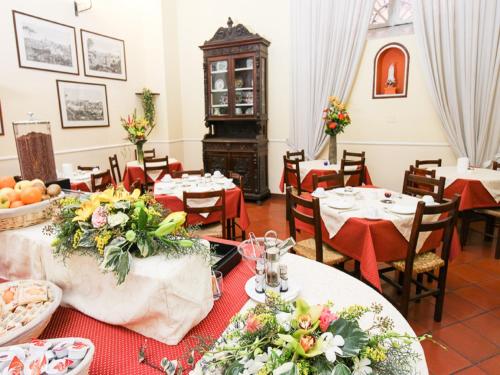 a dining room filled with tables and chairs at Casa Di Santa Francesca Romana a Ponte Rotto in Rome