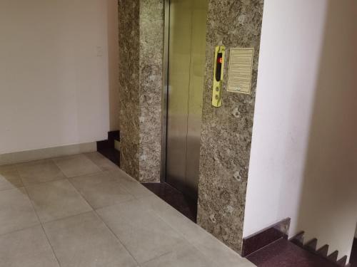 um elevador num edifício com uma placa na parede em MOTEL WIN - PHÁT em Bien Hoa