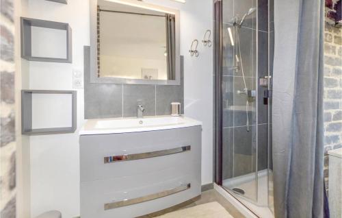 a bathroom with a sink and a shower at Corse et Zen BULLE ZEN 25 m² 2 pers + Bébé in Folelli