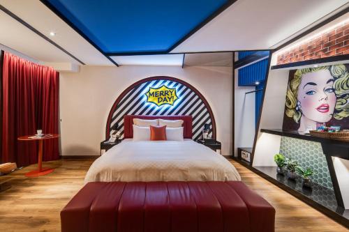 a bedroom with a king sized bed with a sign on the wall at Merry Day Motel Zhonghe Branch in Zhonghe