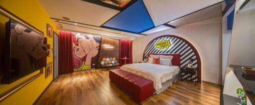 a bedroom with a bed in a room with a window at Merry Day Motel Zhonghe Branch in Zhonghe