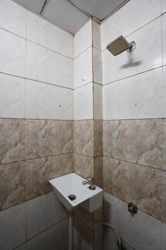 Hotel Sai Inn, Ahmedabad Airportにあるバスルーム