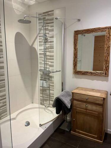 Photo de la galerie de l'établissement Serene Wilderness Getaway for 15 next to a historic castle, à Valfin-sur-Valouse