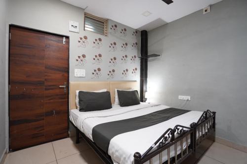 Hotel Sai Inn, Ahmedabad Airportにあるベッド