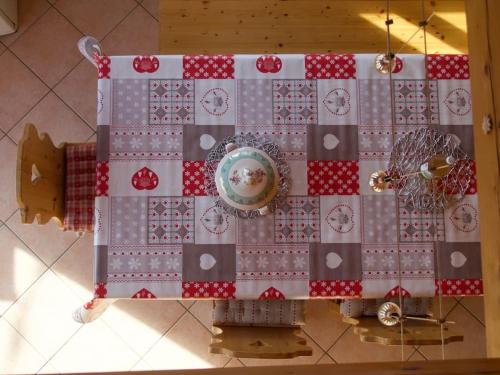 ein Lego-Tisch mit Weihnachtsdekoration darauf in der Unterkunft Chalet montagne Savoie Domaine Skiable Valmorel in La Lechere