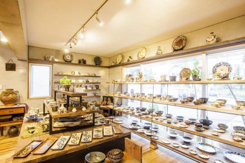 Gambar di galeri bagi 400年続く沖縄の伝統工芸品を味わう。伝統の技が光る格別なひとときを~やちむんハウス~ di Iribaru