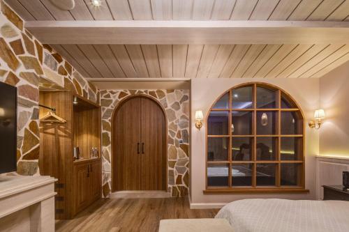 a bedroom with a stone wall and wooden ceiling at Merry Day Motel Zhonghe Branch in Zhonghe