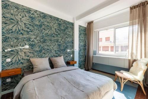 une chambre avec un grand lit et une grande fenêtre dans l'établissement Grand Appart Rétro Vieux-Port Panier Mucem, à Marseille