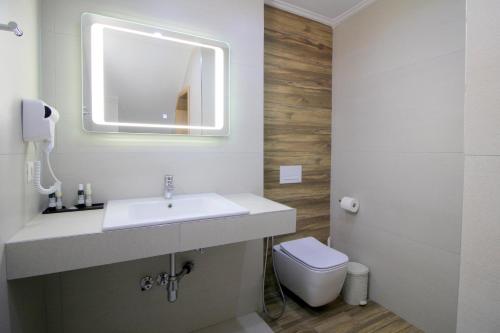 薩蘭達的住宿－Ortus Rooms，一间带水槽、卫生间和镜子的浴室