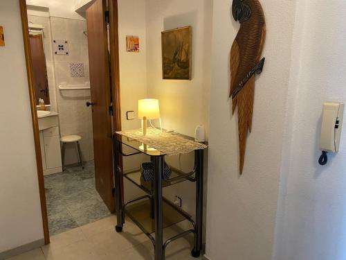 een kamer met een tafel met een vogel aan de muur bij Perfect for two in Armação de Pêra
