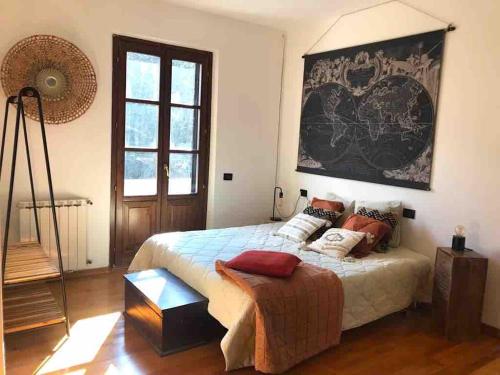 1 dormitorio con 1 cama y una gran pintura en la pared en KARIBA SUN BEACH APARTMENT, en Rutsiro