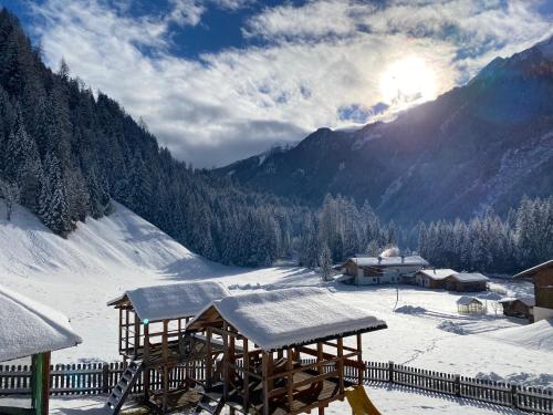 a view of a snow covered valley with a mountain at Felda Appartements in Lappago