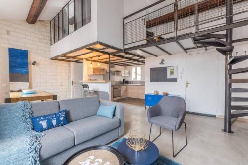 un salon avec un canapé et une cuisine dans l'établissement Appartement moderne et lumineux- Montpellier centre, à Montpellier