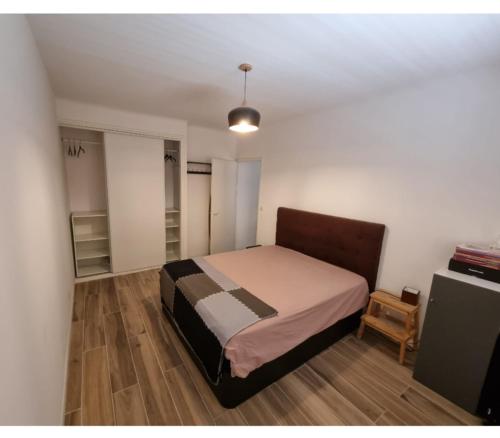 une chambre avec un lit dans une pièce dans l'établissement Appartement proche plage, à Ajaccio