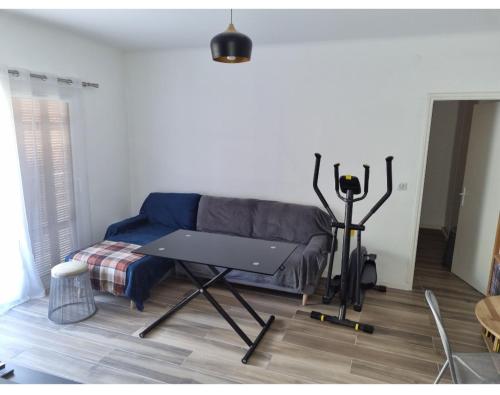 un salon avec un canapé et une table dans l'établissement Appartement proche plage, à Ajaccio