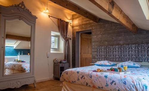 Postel nebo postele na pokoji v ubytování Hameau d'hôtes La Roseraie-Drôme
