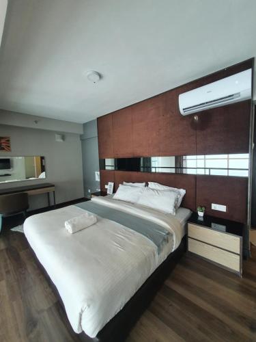Fantastic Seaview Loft 2R2B 9Pax #Maritime في Jelutong: غرفة نوم مع سرير أبيض كبير مع نافذة