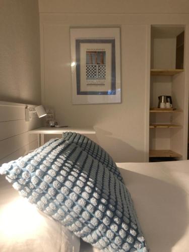 a bedroom with a bed with a pillow on it at Résidence Thibaud in Toulouse