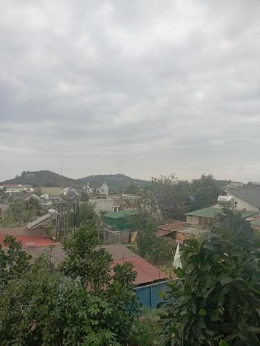 Blick auf eine Stadt mit Häusern und Bäumen in der Unterkunft Thi Thao Homestay in Di Linh