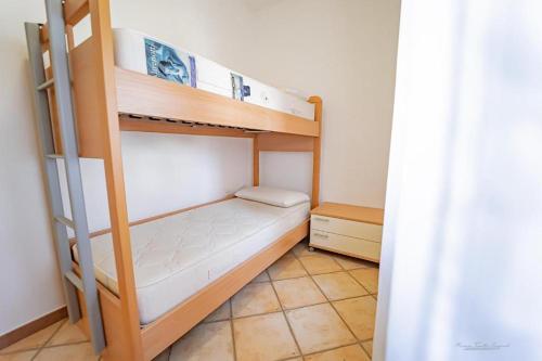 een kleine kamer met 2 stapelbedden bij Trilocale comodo ai servizi in Alessandria