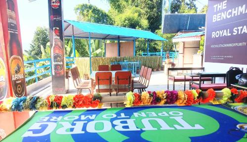 um palco com cadeiras e um sinal numa convenção em Hotel crunchy em Deorāli
