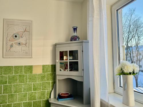 a living room with a fireplace and a window at LITTLE LONDON boutique apartment with Netflix, top location in Old Town in Narva