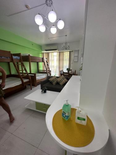 ein Wohnzimmer mit einem weißen Tisch und einem Sofa in der Unterkunft Pico De Loro staycation in Nasugbu