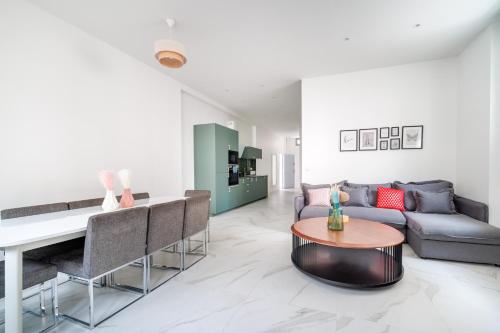 un salon avec un canapé et une table dans l'établissement Spacious apartments for 6 people #3, à Asnières-sur-Seine