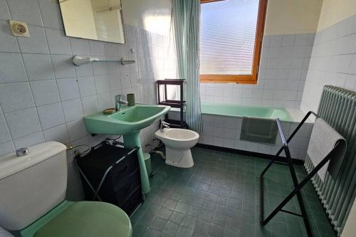 托農萊班的住宿－Villa Jane B，浴室配有盥洗盆、卫生间和浴缸。