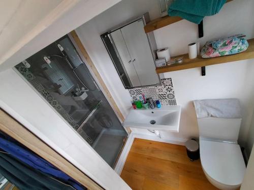 nad głową łazienki z umywalką i toaletą w obiekcie Private self contained self catering flat w Bristolu