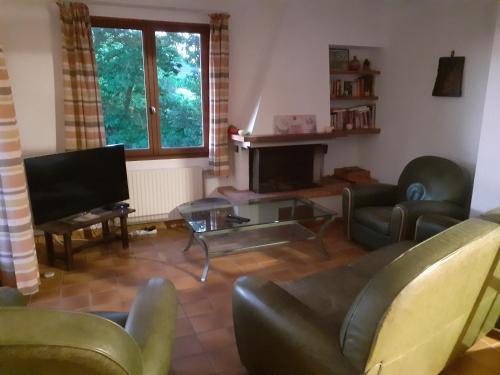 un salon avec un canapé et une télévision dans l'établissement Min Gwenn, à Trévou-Tréguignec