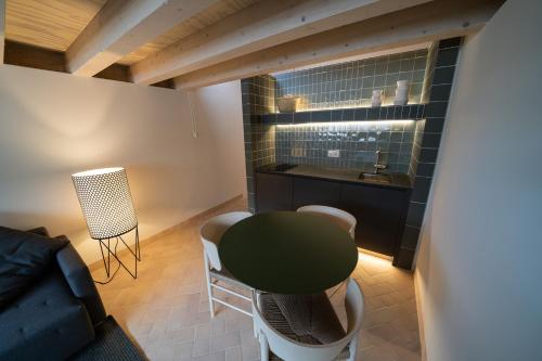 a living room with a green table and chairs at Apartamentos Vilafamés Antic Palau in Vilafames