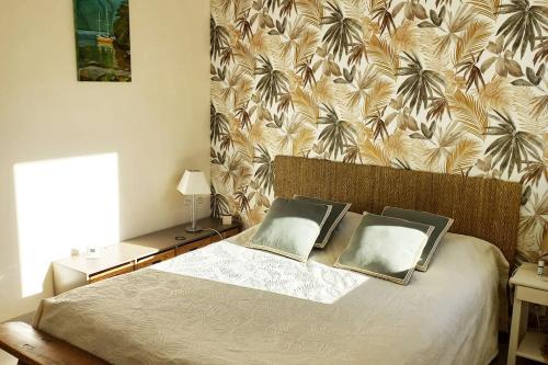 ein Schlafzimmer mit einem Bett mit zwei Kissen darauf in der Unterkunft Agréable maison de ville, lumineuse avec jardin in Rezé