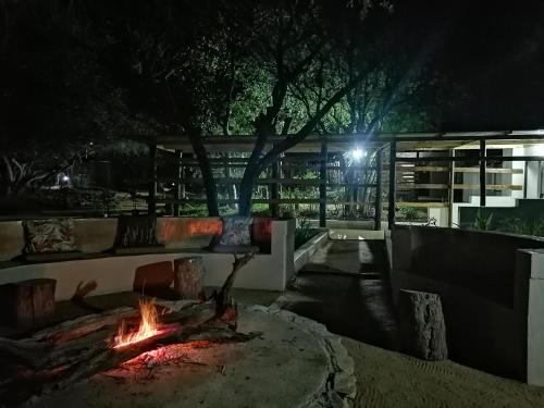 una hoguera frente a un edificio por la noche en The Wild Horizon Lodge, en Hoedspruit