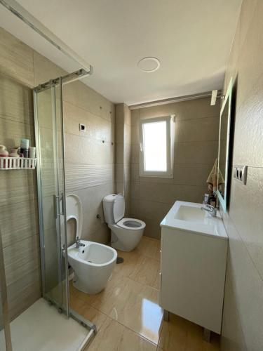 y baño con aseo, lavabo y ducha. en Habitación Sol Connect en Alicante