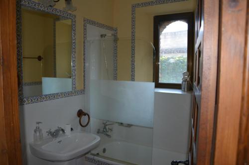 een badkamer met een wastafel, een toilet en een spiegel bij Los Naranjos in Trujillo