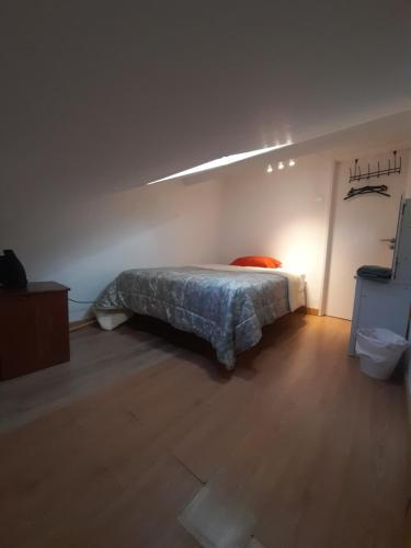 ein Schlafzimmer mit einem Bett in der Ecke eines Zimmers in der Unterkunft Hostel LoRis in Amadora