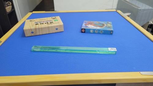 a game of pool table with a box at 梅園小築民宿 in Chishang