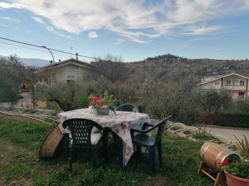 una mesa con dos sillas y una mesa con flores. en AltaVista, en Ari