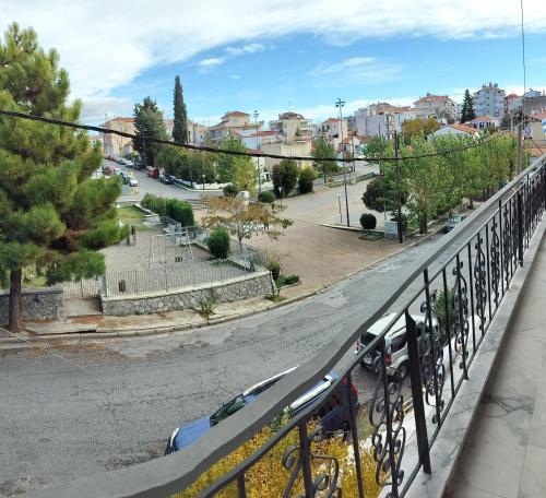 balcón con vistas a la calle y a la ciudad en Dimitris & Despoinas Guest House, en Tripolis
