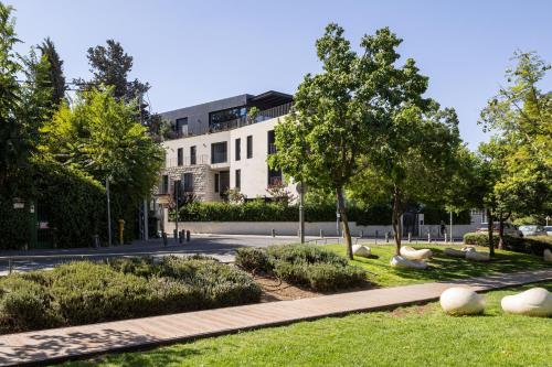 un parque con un edificio al fondo en THE Y HOUSE, en Jerusalén