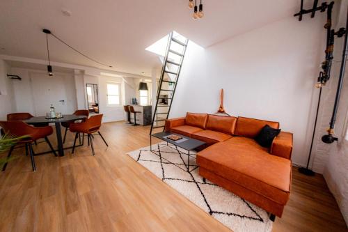 Highlight am Stadtplatz Mühldorf - Come4Stay - 2 Zimmer Wohnung I bis zu 4 Gäste في مولدورف: غرفة معيشة مع أريكة وطاولة