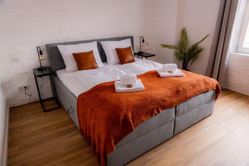 Llit o llits en una habitació de Highlight am Stadtplatz Mühldorf - Come4Stay - 2 Zimmer Wohnung I bis zu 4 Gäste